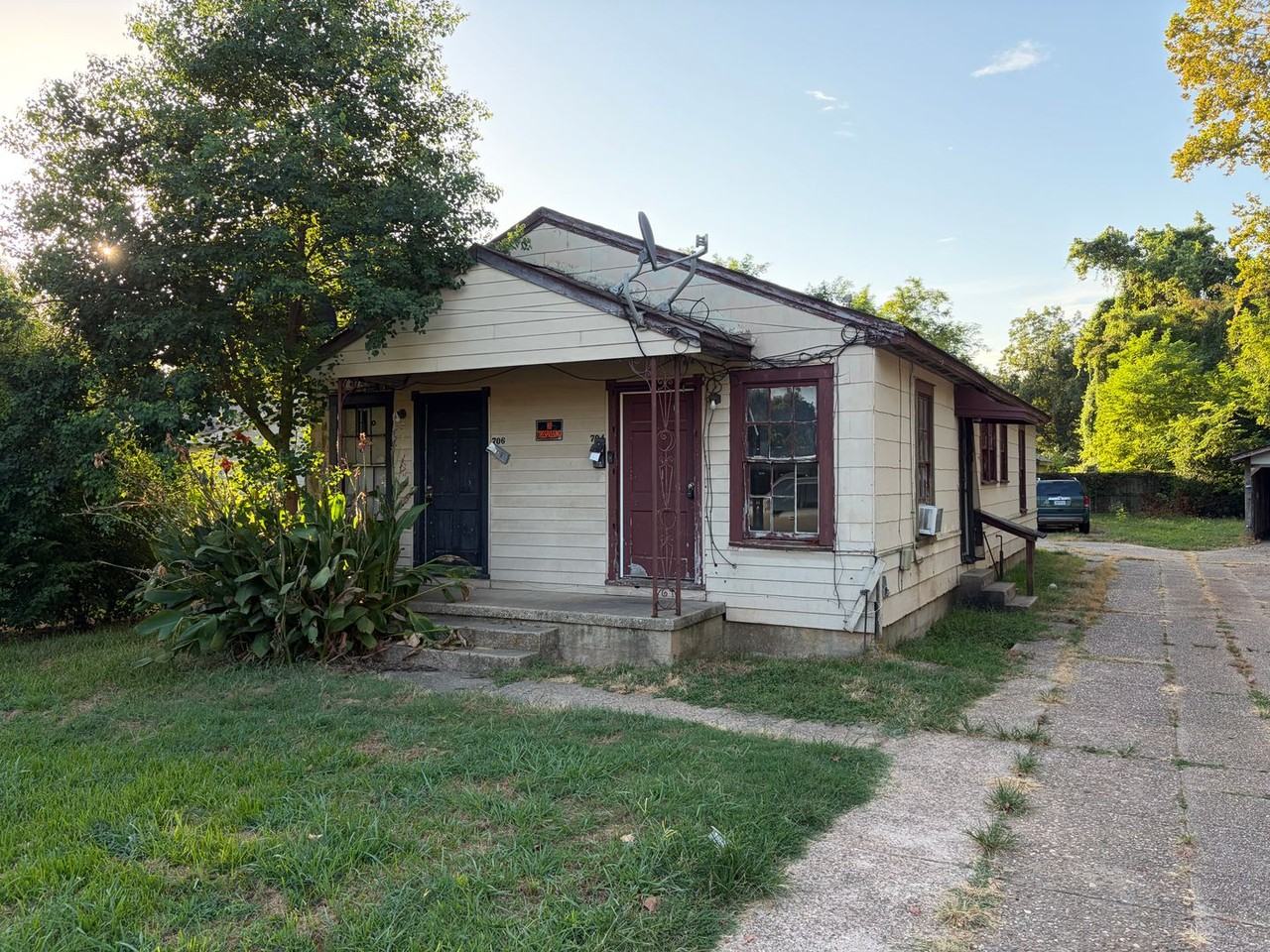 704 Carrollton St - Photo 2 of 10