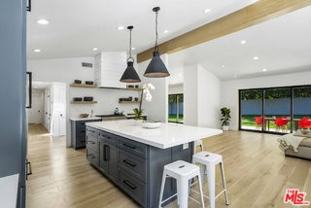 935 N Kenter Ave - Photo 1 of 1