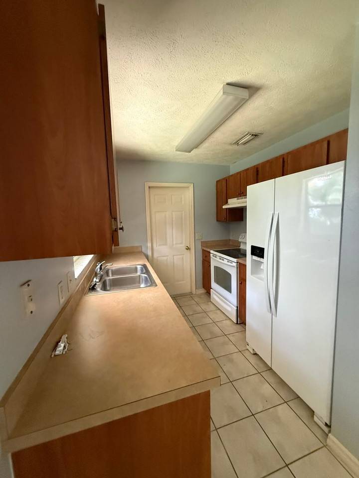 2060 Nw 42nd St - Photo 2 of 13