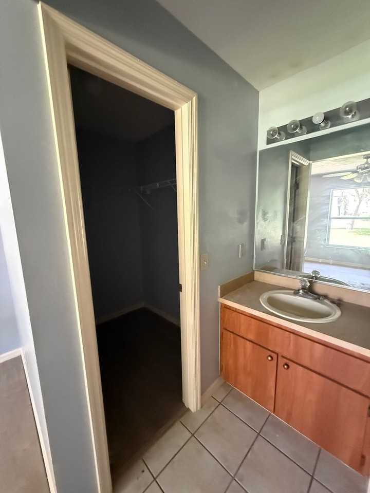 2060 Nw 42nd St - Photo 3 of 13