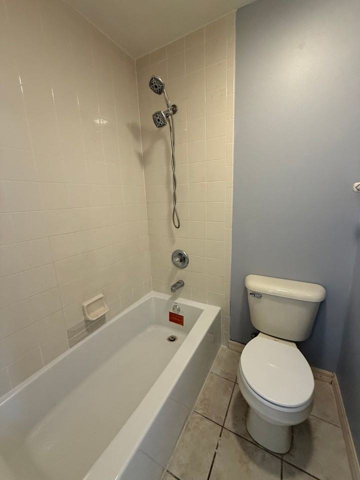 2060 Nw 42nd St - Photo 4 of 13