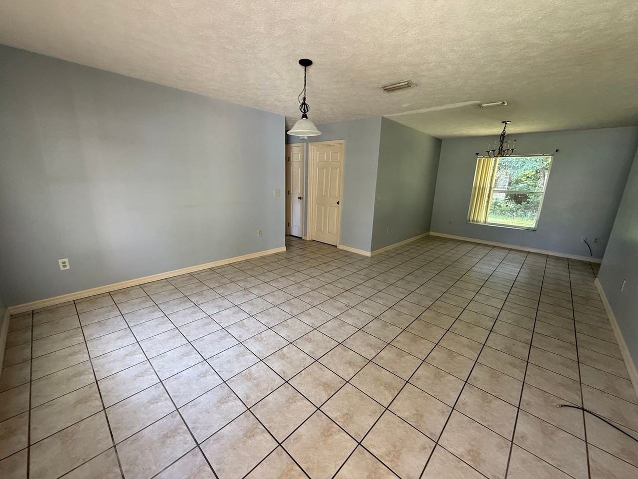 2060 Nw 42nd St - Photo 5 of 13