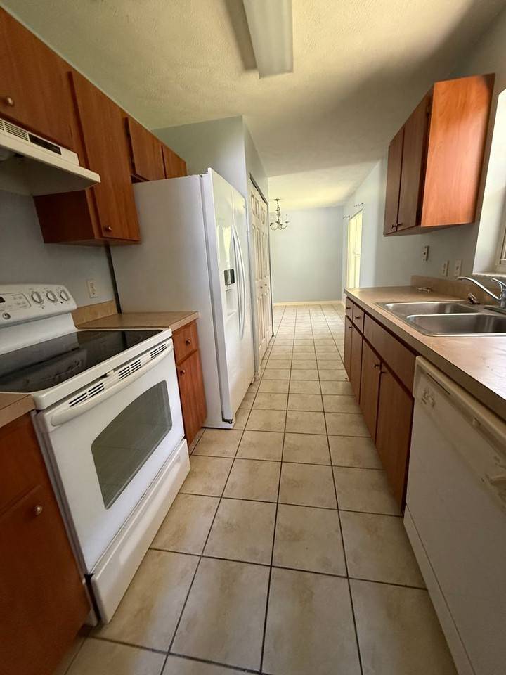 2060 Nw 42nd St - Photo 6 of 13
