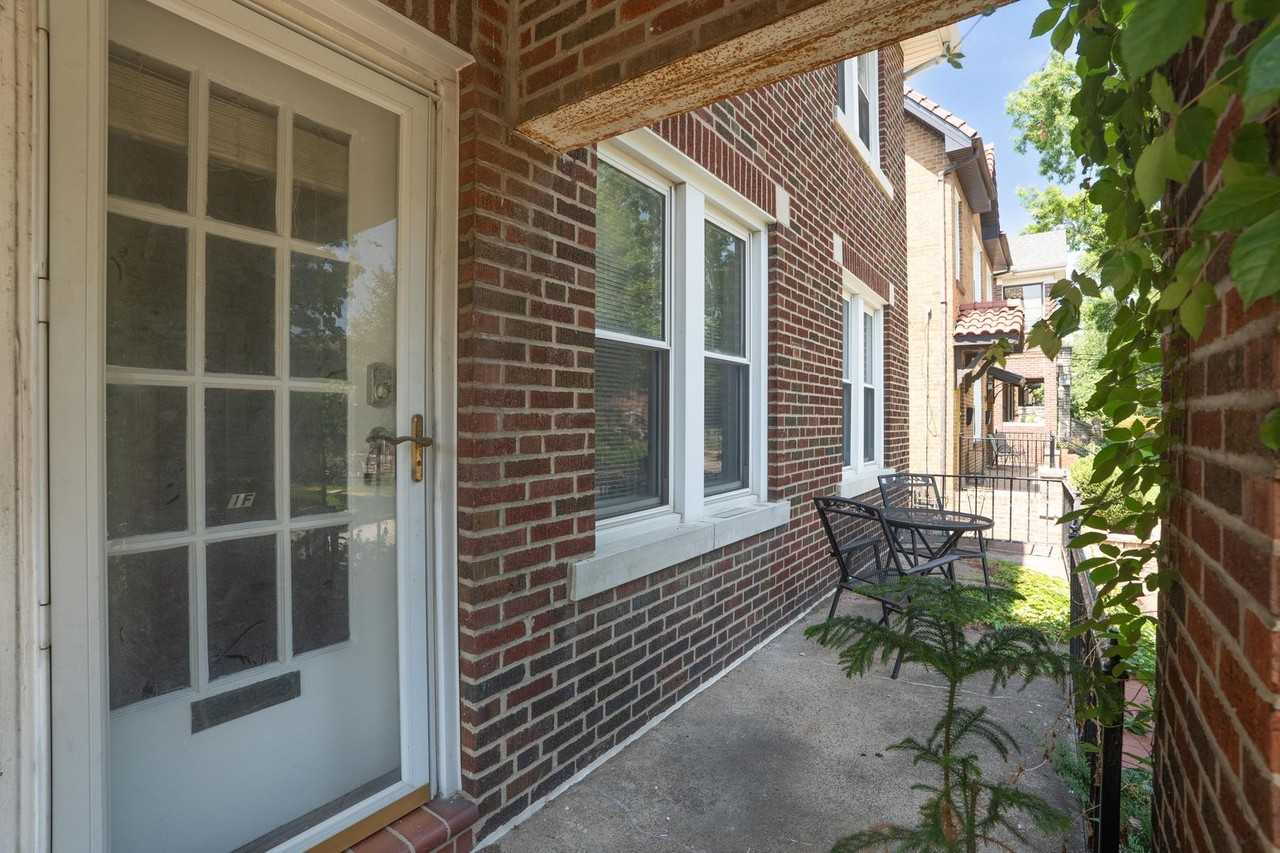 1115 Edward Ter - Photo 4 of 32