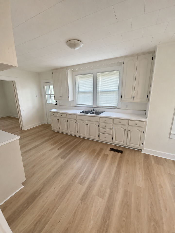 304 S Young St - Photo 2 of 10