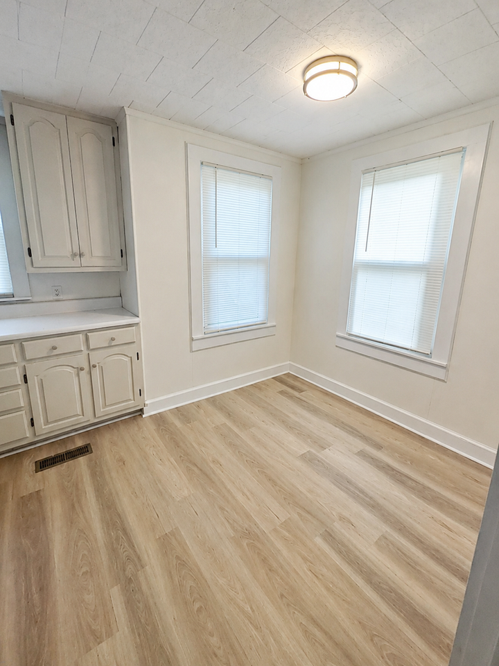 304 S Young St - Photo 3 of 10