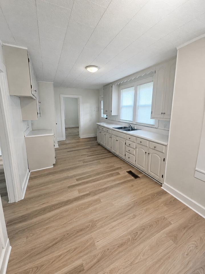 304 S Young St - Photo 4 of 10