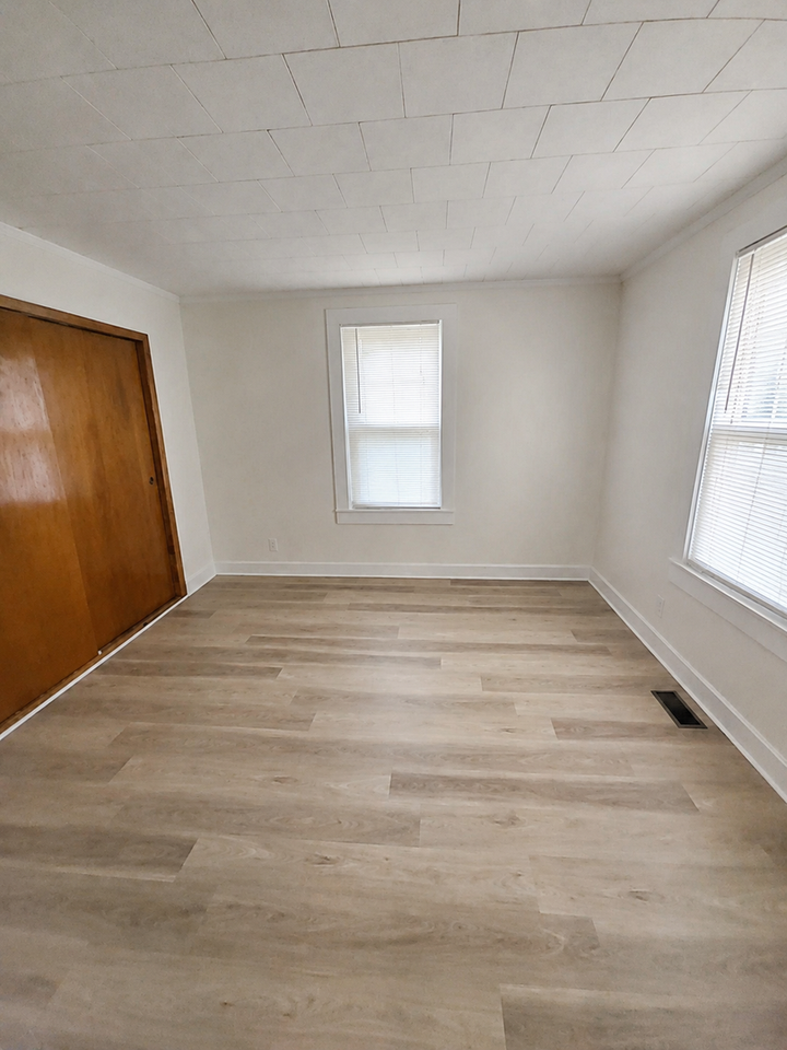 304 S Young St - Photo 5 of 10