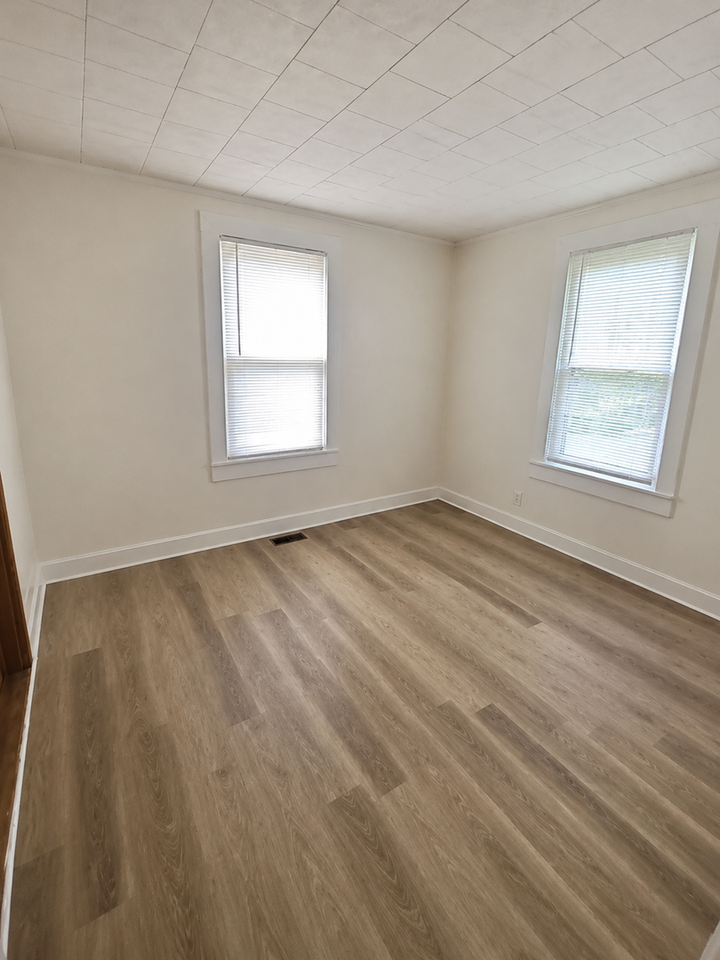 304 S Young St - Photo 7 of 10