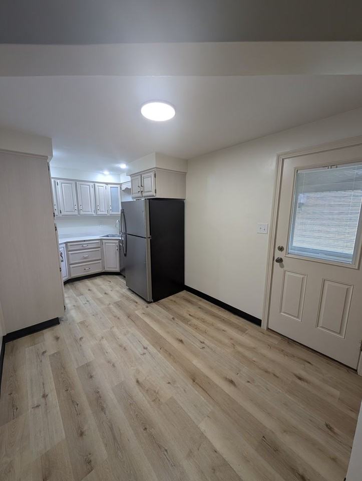 631 Regis Ave - Photo 5 of 19
