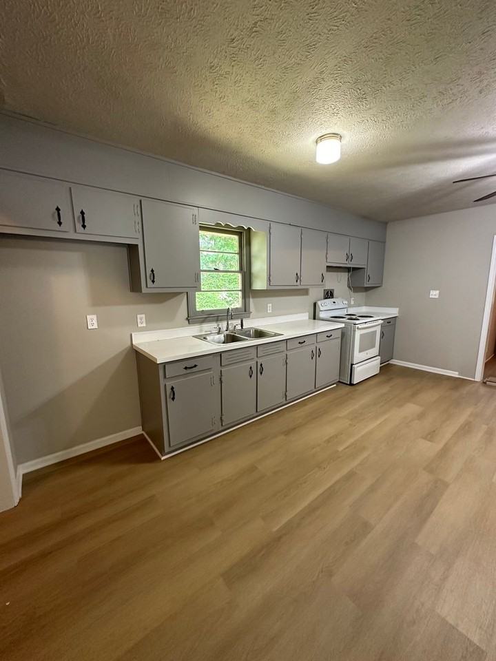135 Mcbee St - Photo 5 of 15