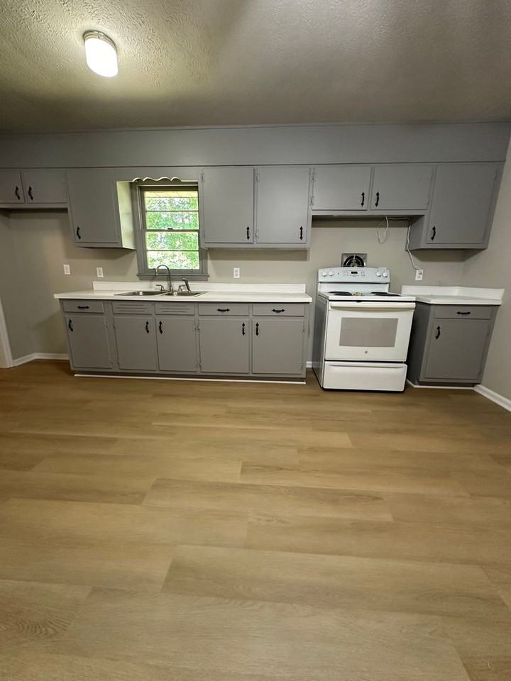135 Mcbee St - Photo 6 of 15