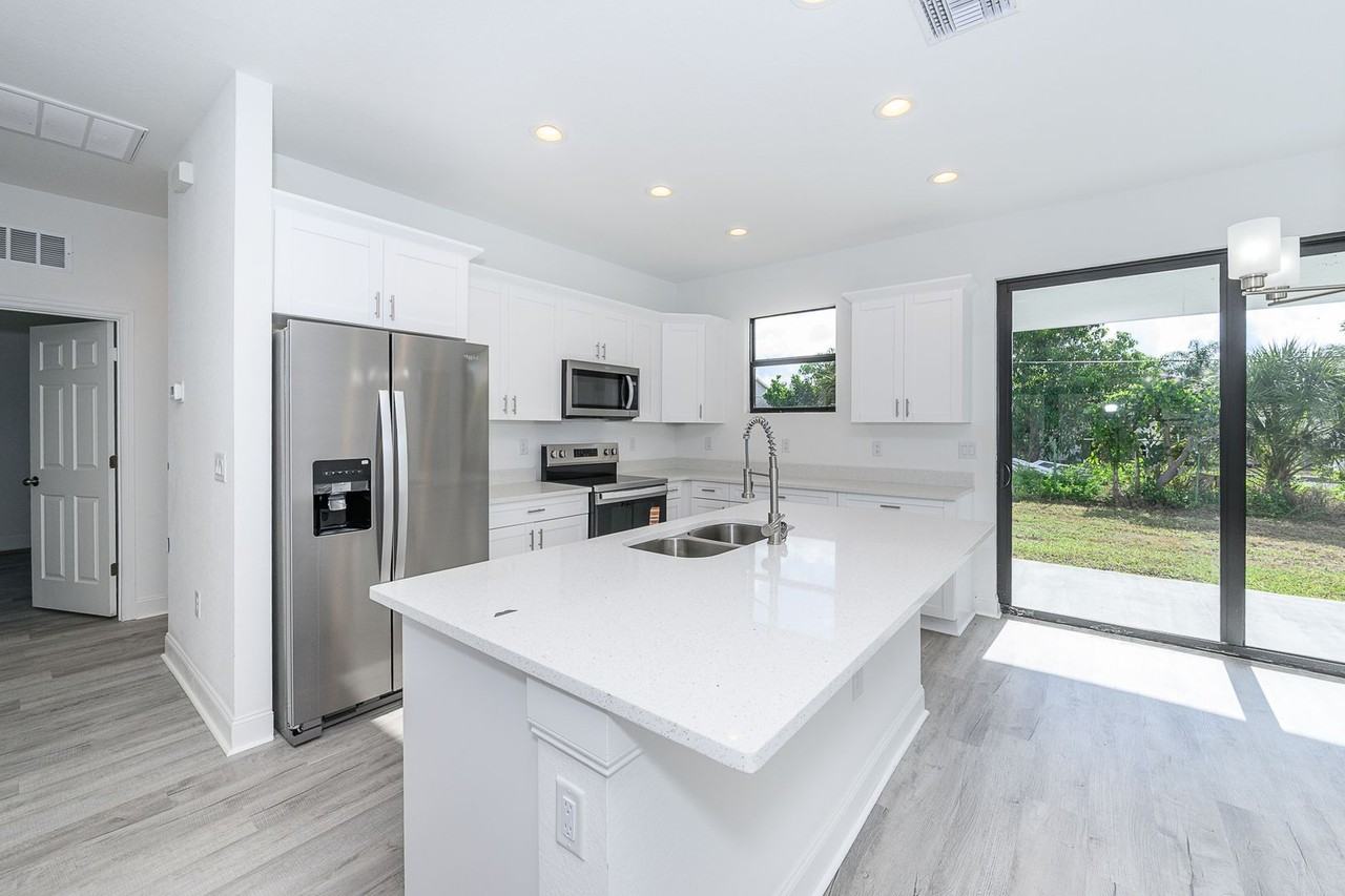3304 Glencove St - Photo 3 of 44