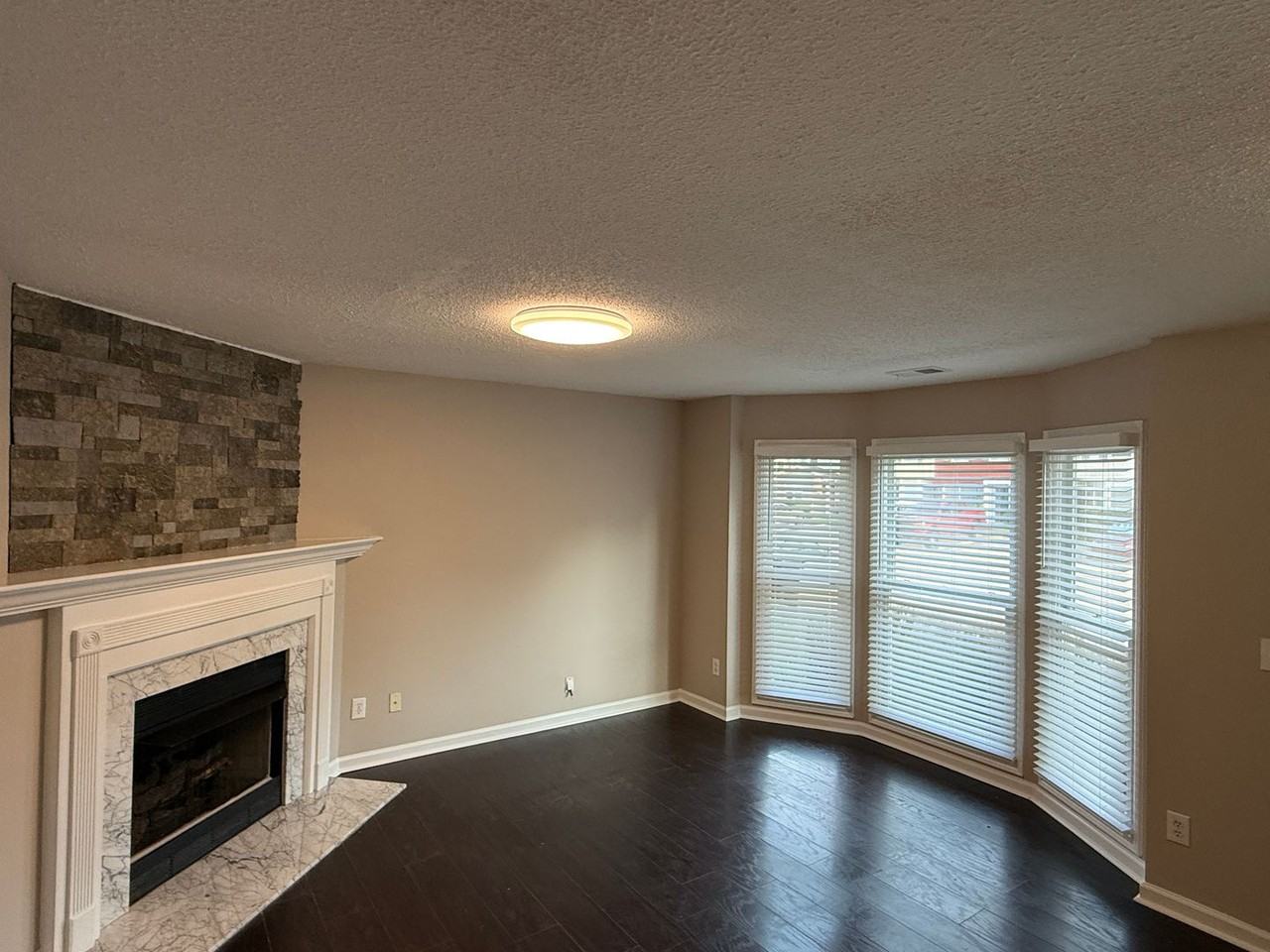 5040 Falling Creek Ln - Photo 4 of 40