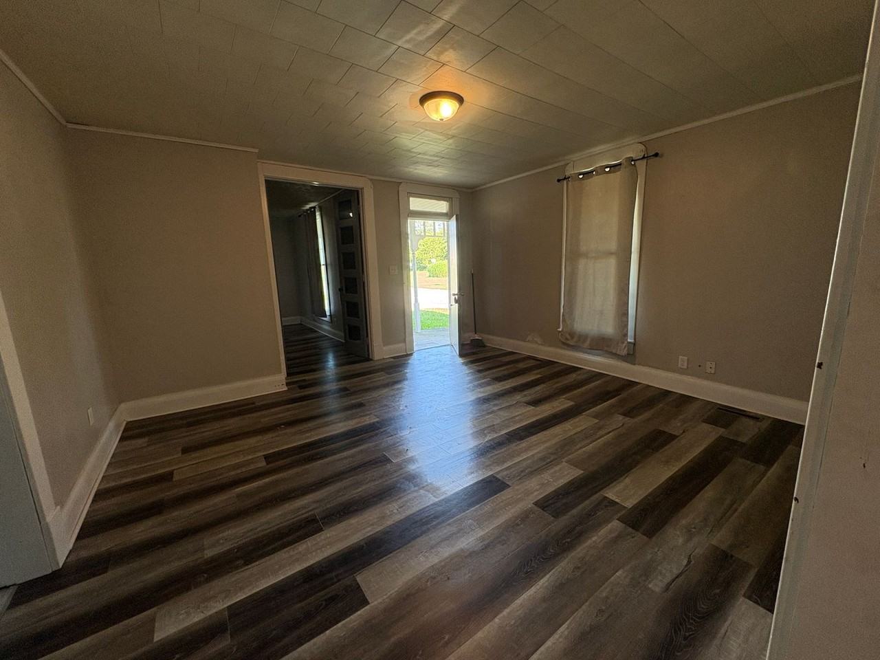 545 N Broadway St - Photo 4 of 7
