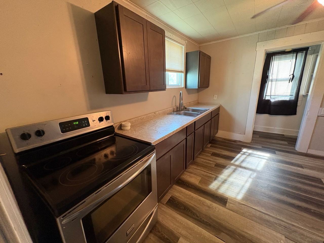 545 N Broadway St - Photo 6 of 7