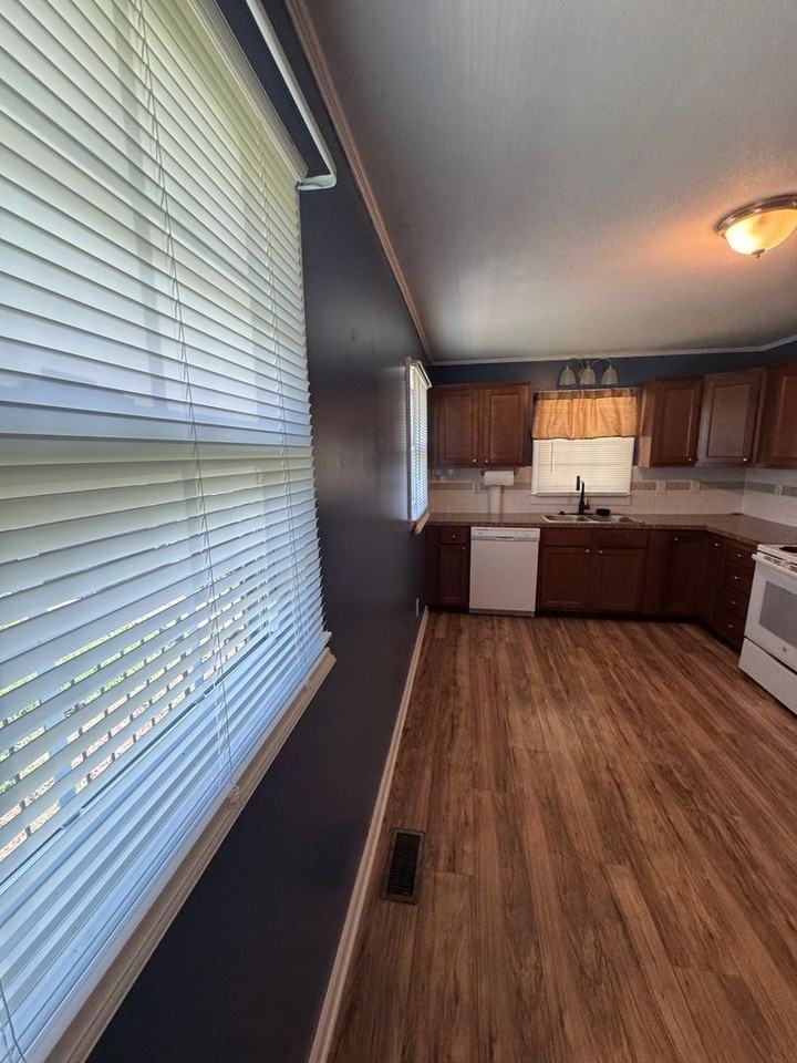 829 Montclair Cir Nw - Photo 3 of 20