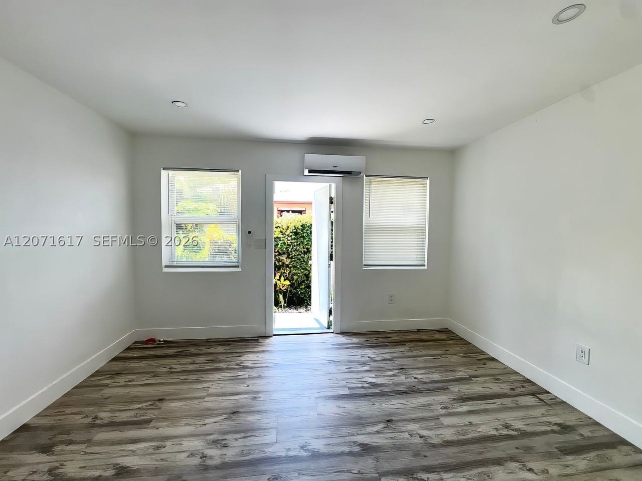 885 Sw 29th Ave #2 - Photo 4 of 6