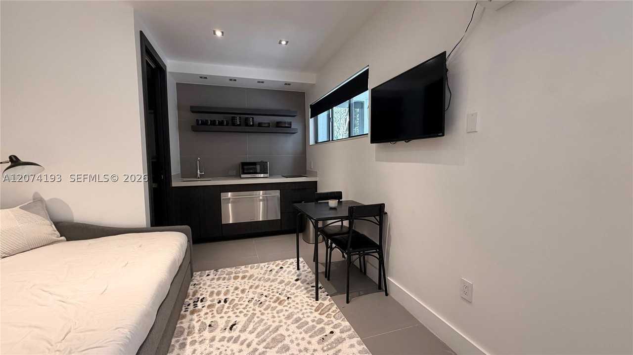 1024 Lenox Ave #8 - Photo 6 of 11