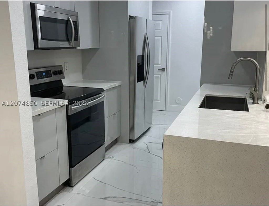 20950 Sw 87th Ave #305 - Photo 3 of 10