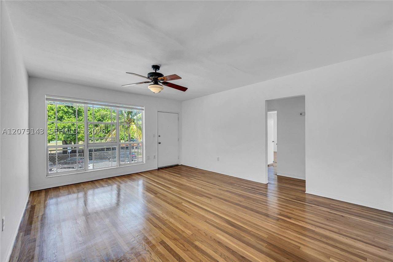 800 W 42nd St #1B - Photo 3 of 31