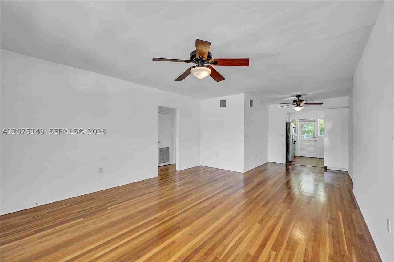 800 W 42nd St #1B - Photo 4 of 31