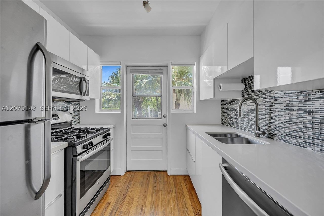 800 W 42nd St #1B - Photo 5 of 31