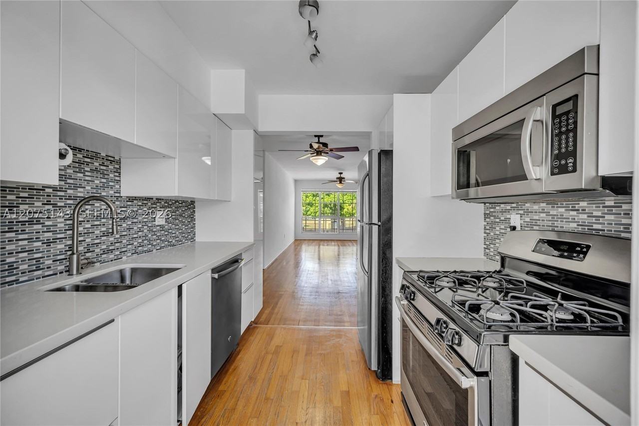 800 W 42nd St #1B - Photo 6 of 31