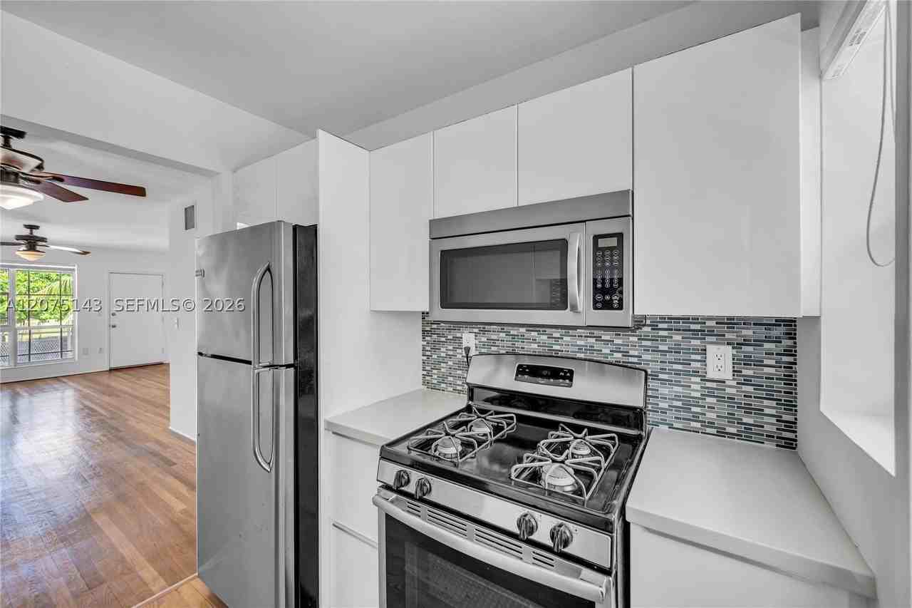 800 W 42nd St #1B - Photo 7 of 31