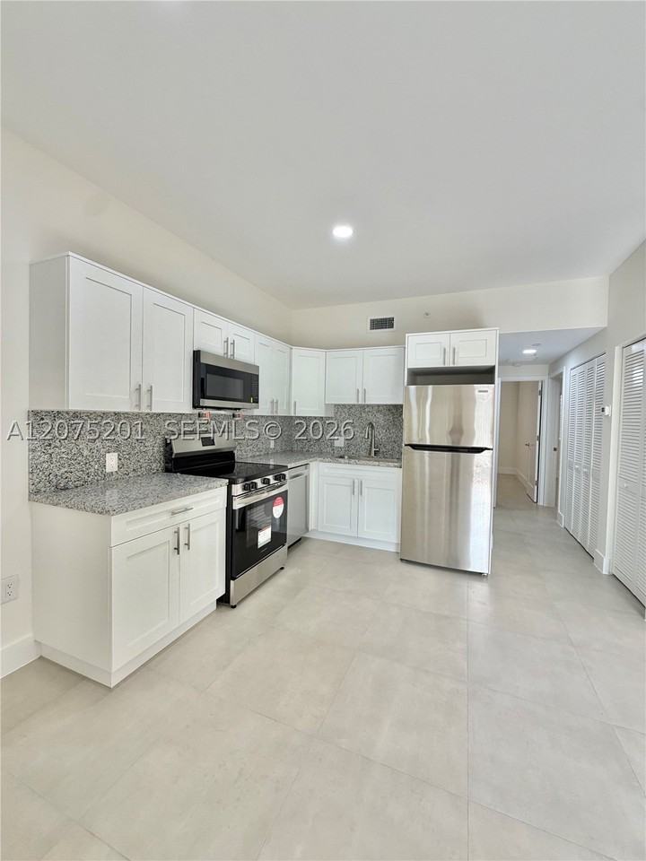 310 E 7th St #203 - Photo 3 of 14