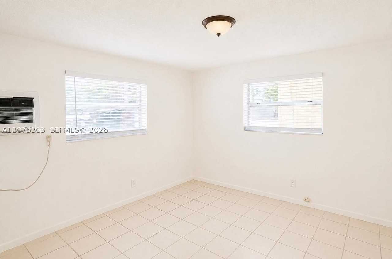 2799 E 4th Ave #7 - Photo 3 of 7