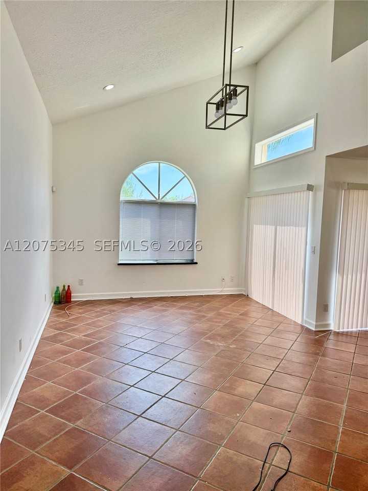 1094 Se 6th Ave #1094 - Photo 4 of 23