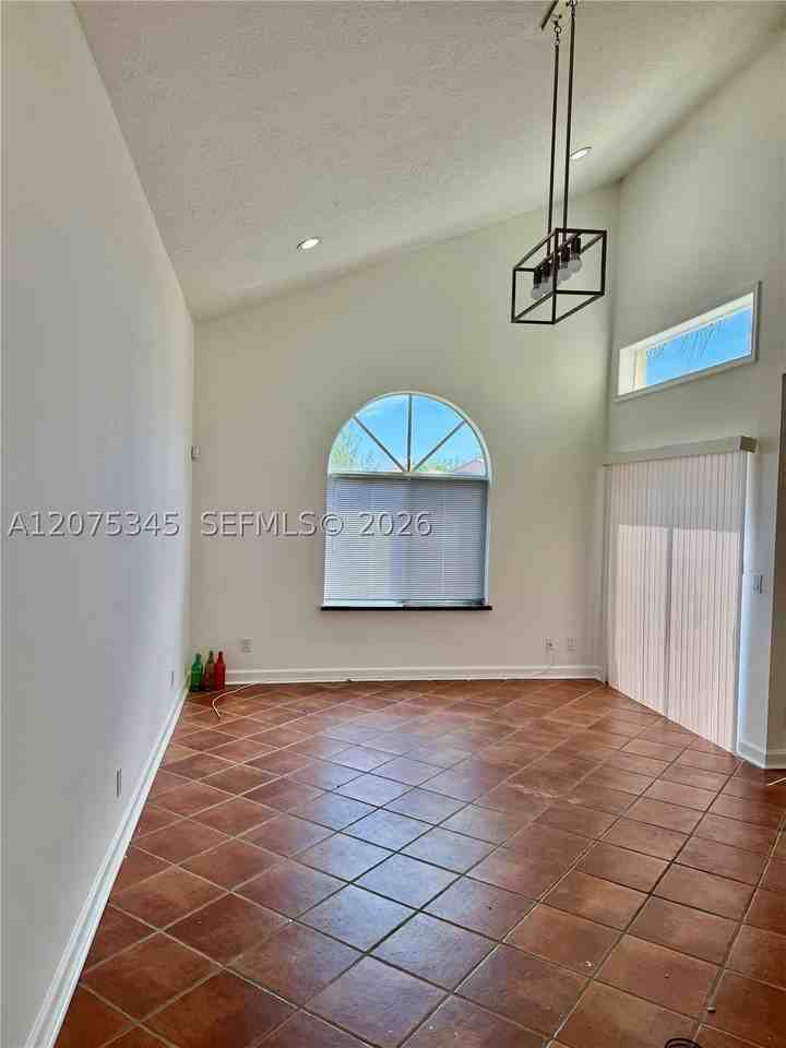 1094 Se 6th Ave #1094 - Photo 5 of 23