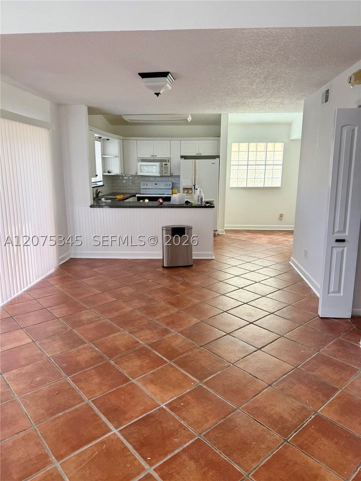 1094 Se 6th Ave #1094 - Photo 6 of 23