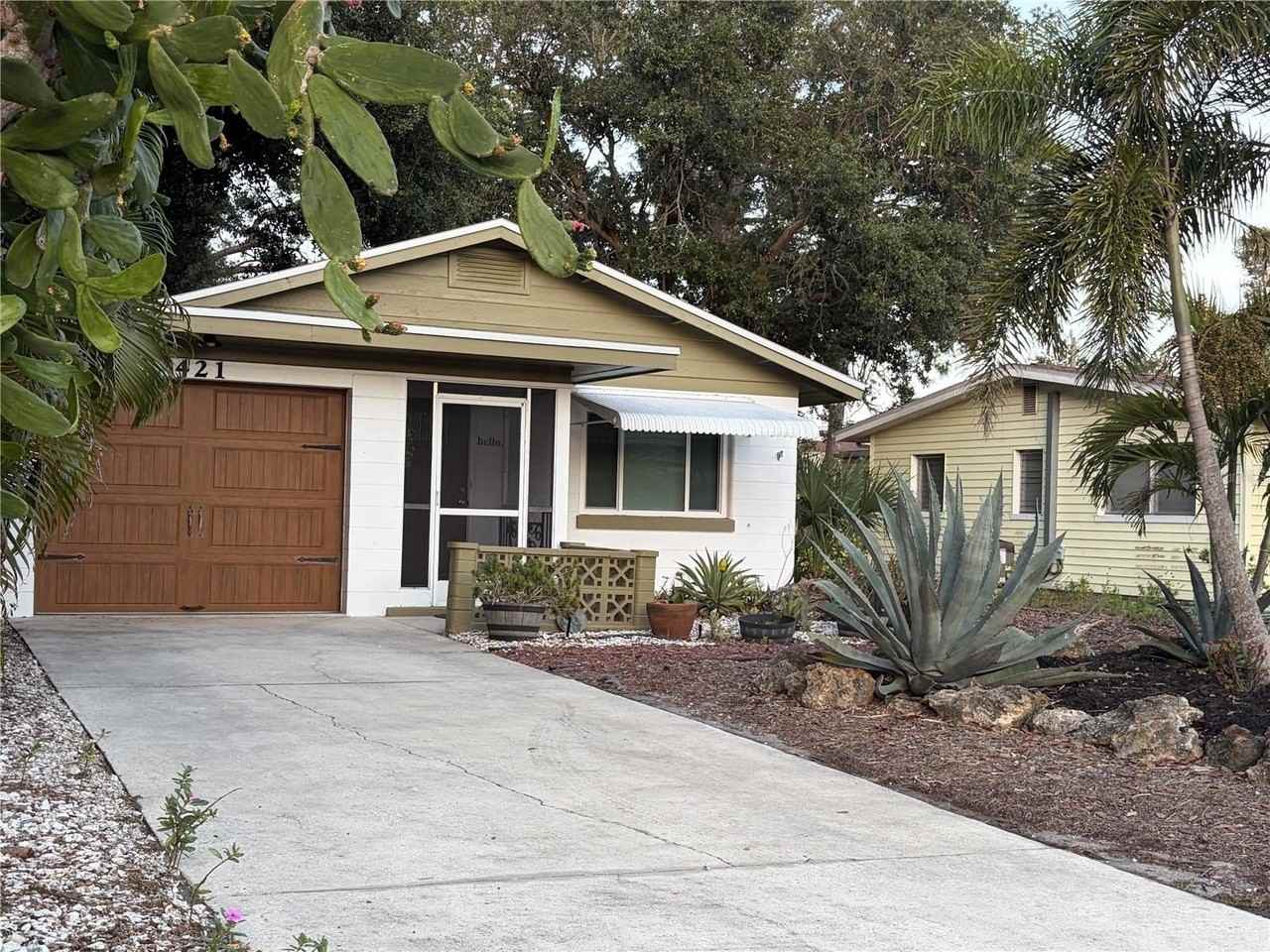 421 Riviera St - Photo 2 of 30
