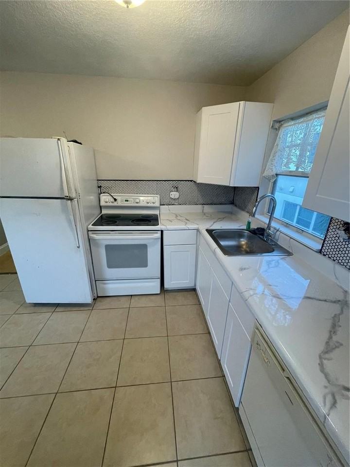 727 1/2 Edgewater Dr - Photo 2 of 22