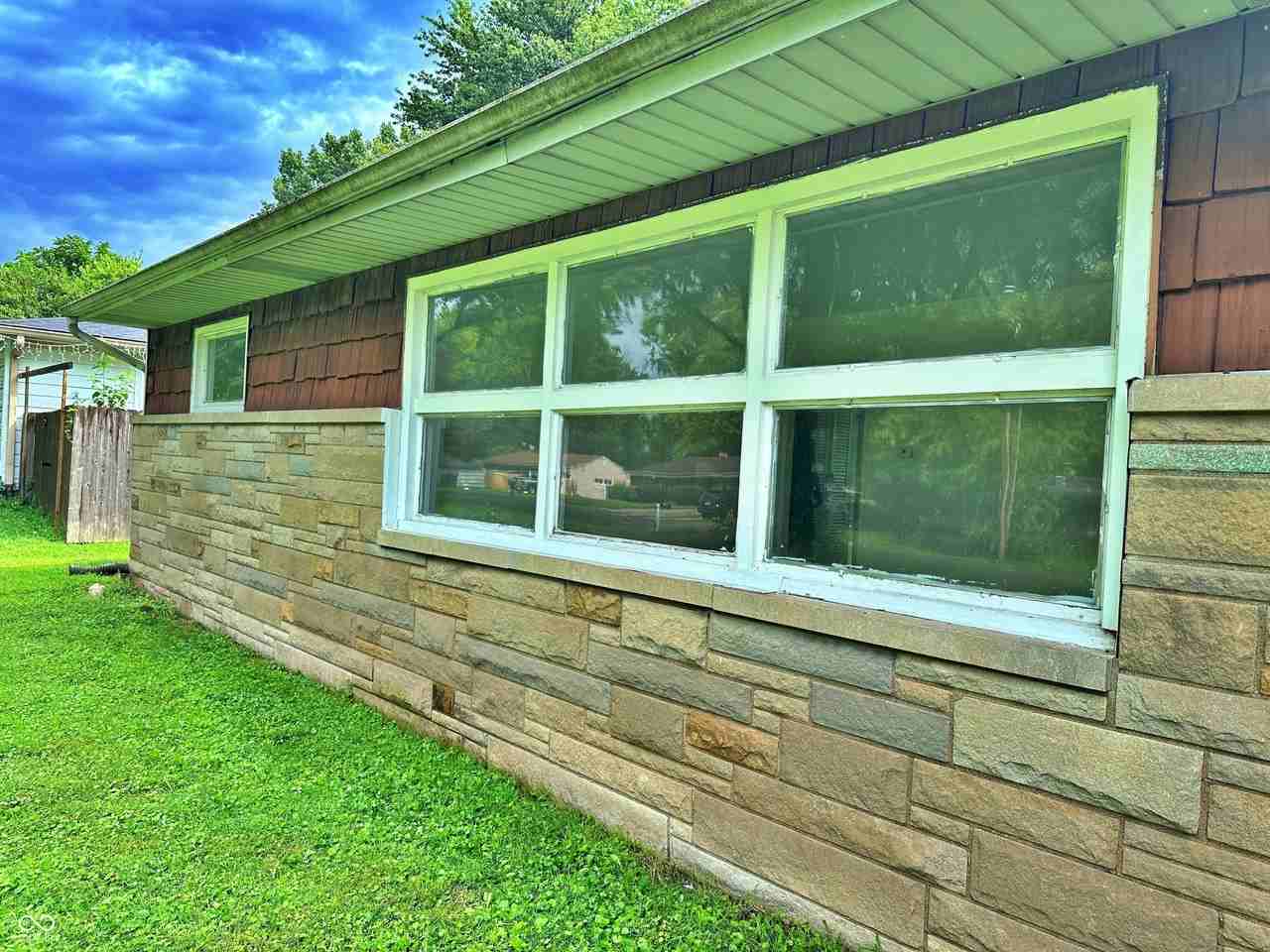 2725 Kristen Dr W - Photo 2 of 20