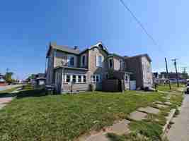 featured image of 202 E Taylor St #1