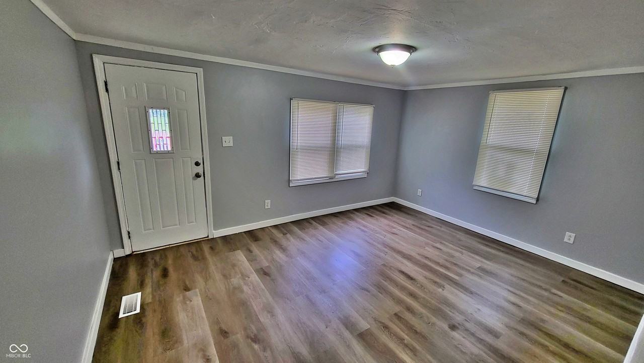 332 W 6th St - Photo 4 of 11