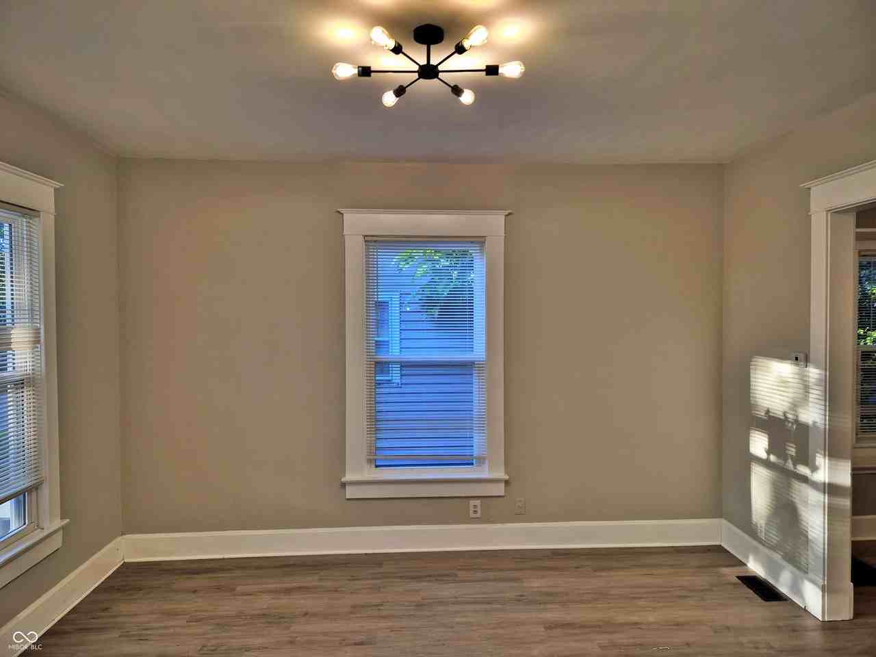 1820 Singleton St - Photo 5 of 30