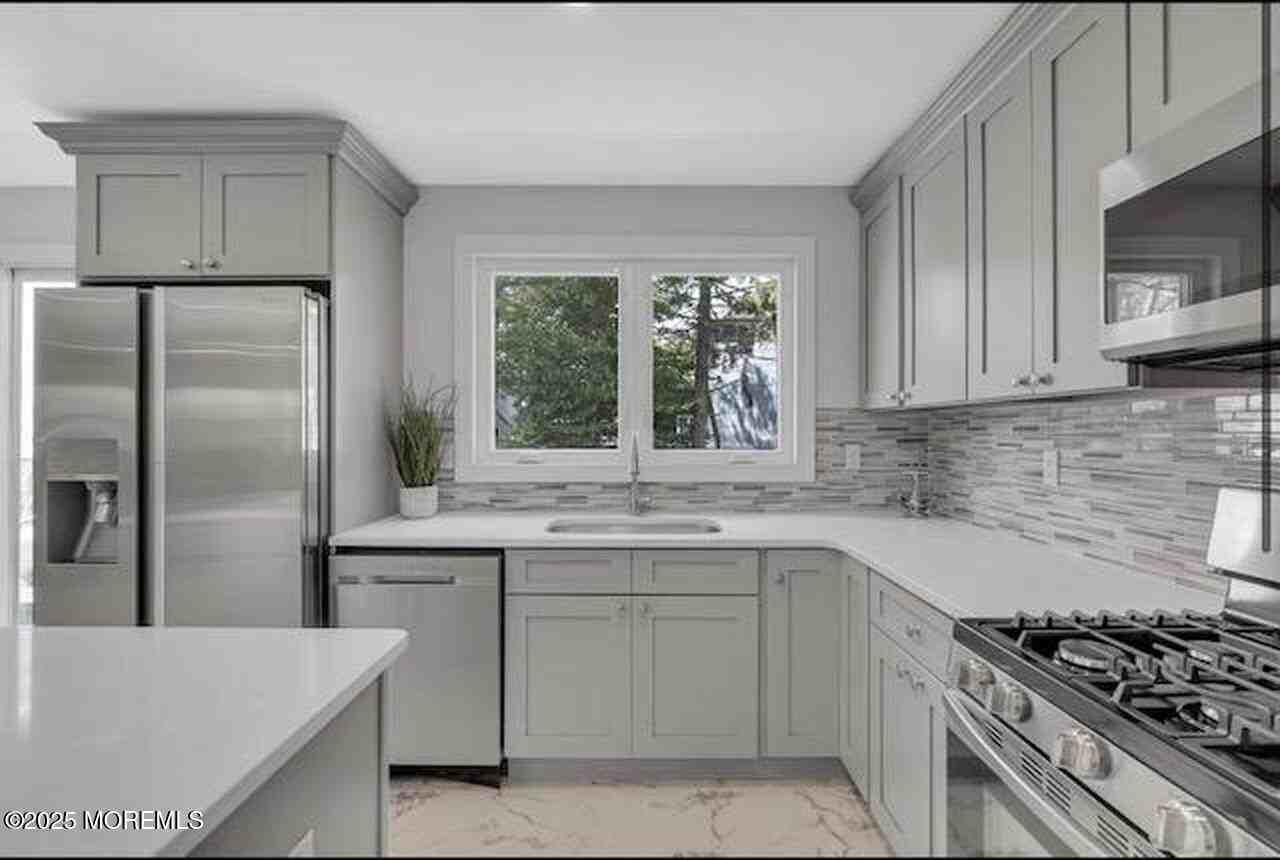 1143 Roe Ave - Photo 2 of 22