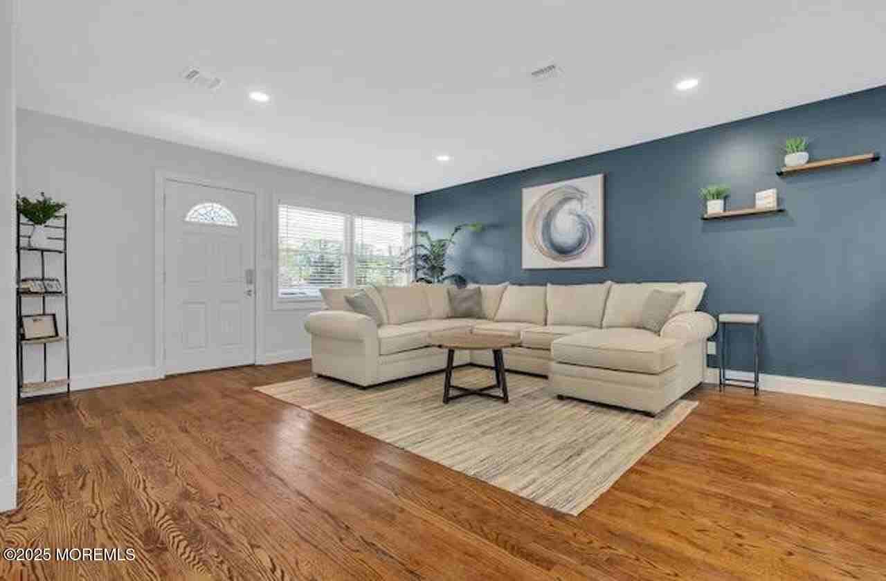 1143 Roe Ave - Photo 4 of 22