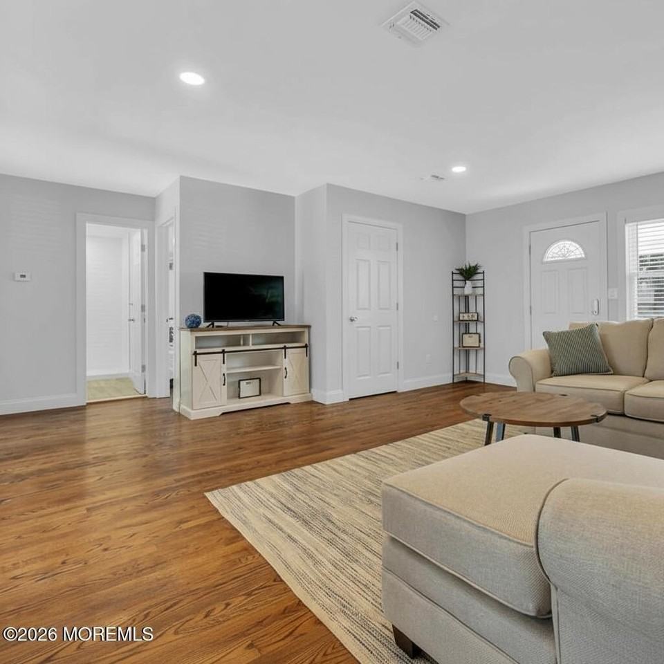 1143 Roe Ave - Photo 5 of 22
