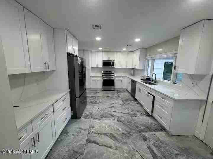 224 Howard Ave - Photo 5 of 24