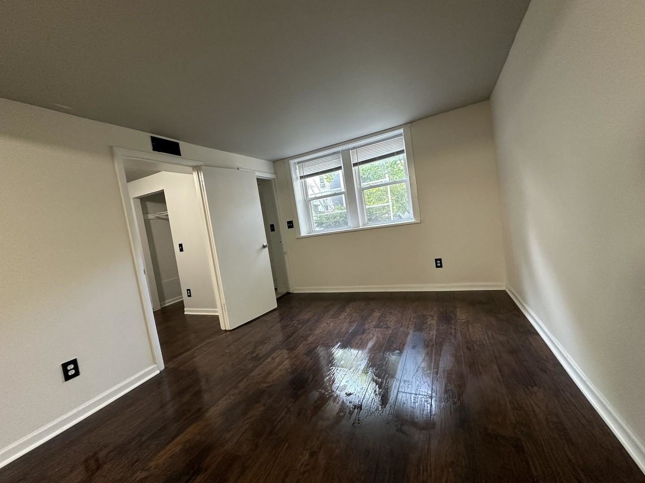 1831 W Melrose St - Photo 2 of 8