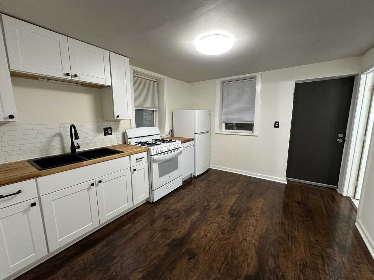 1831 W Melrose St - Photo 4 of 8