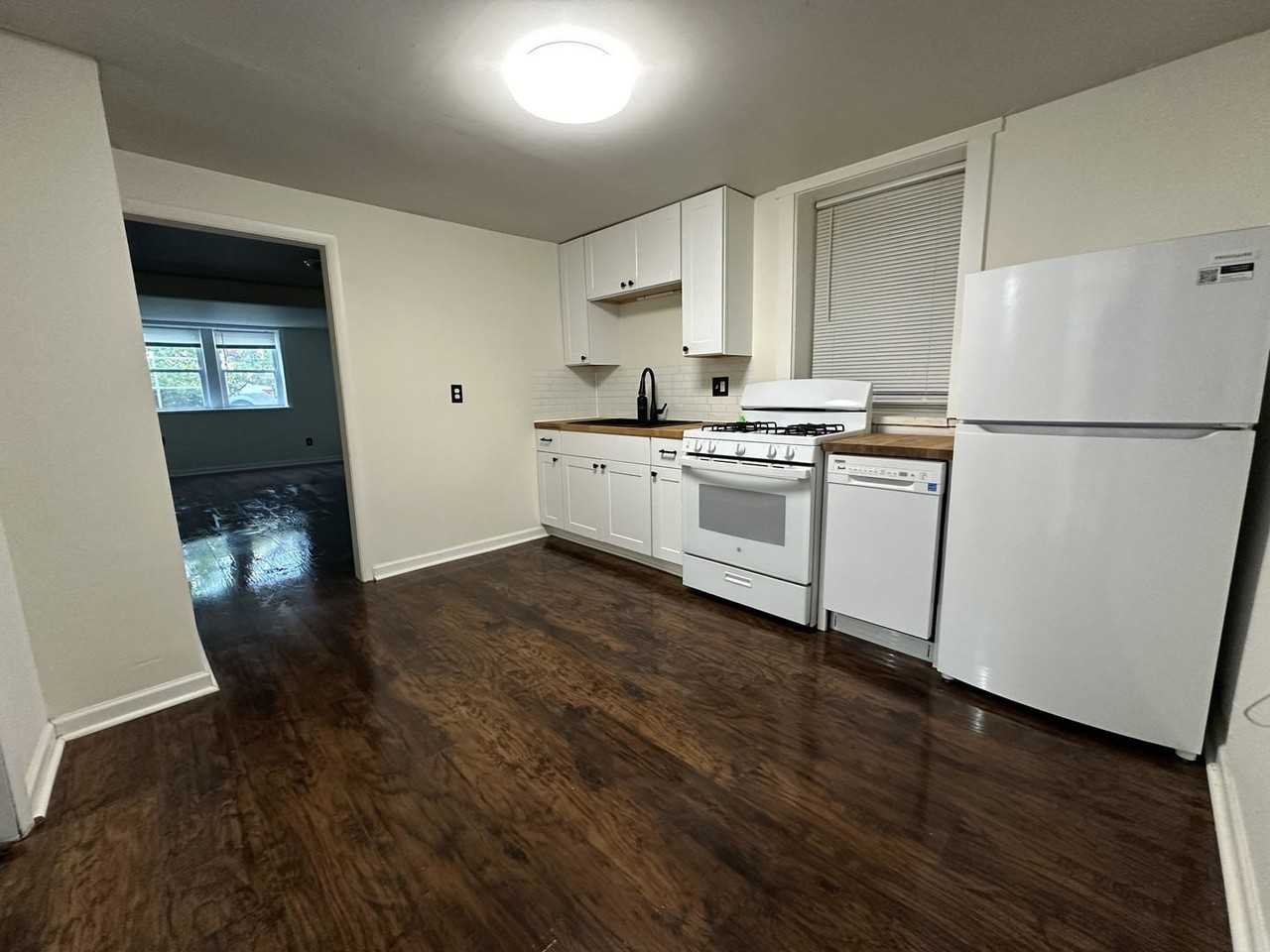 1831 W Melrose St - Photo 5 of 8
