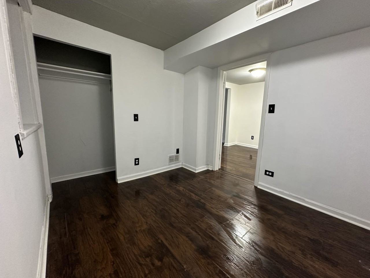 1831 W Melrose St - Photo 6 of 8