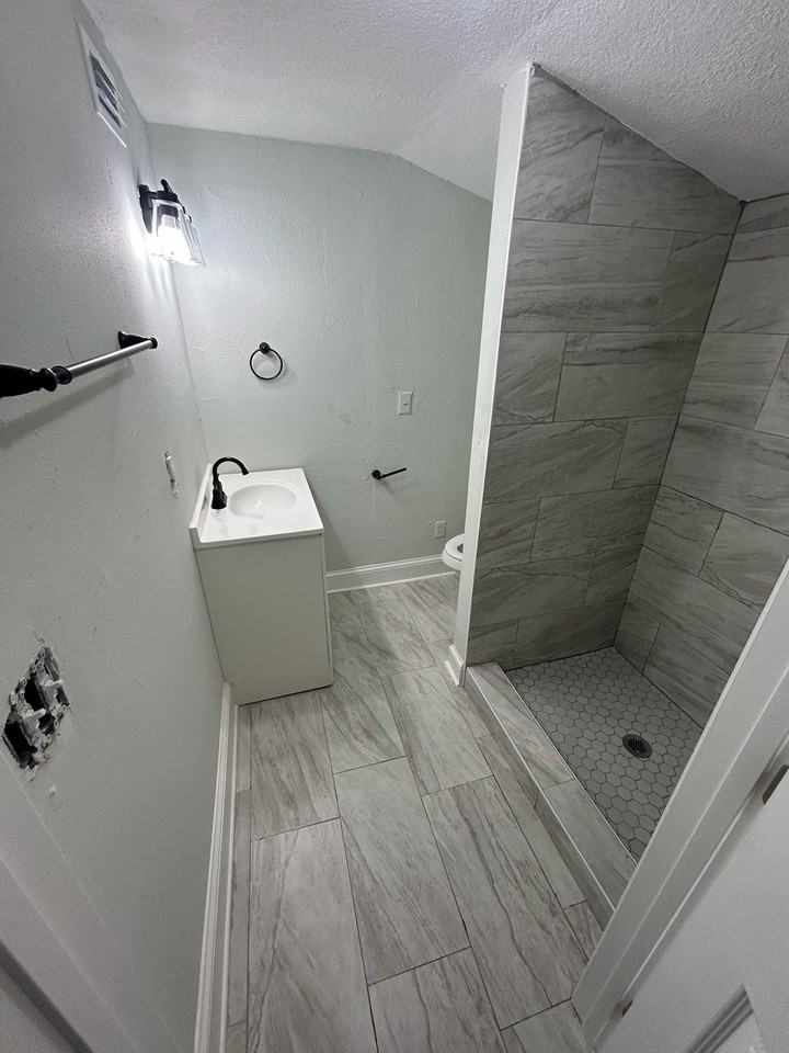 1335 W 9th St #1 - Photo 5 of 9