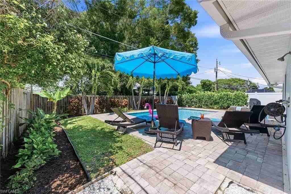 737 91st Ave N - Photo 3 of 38
